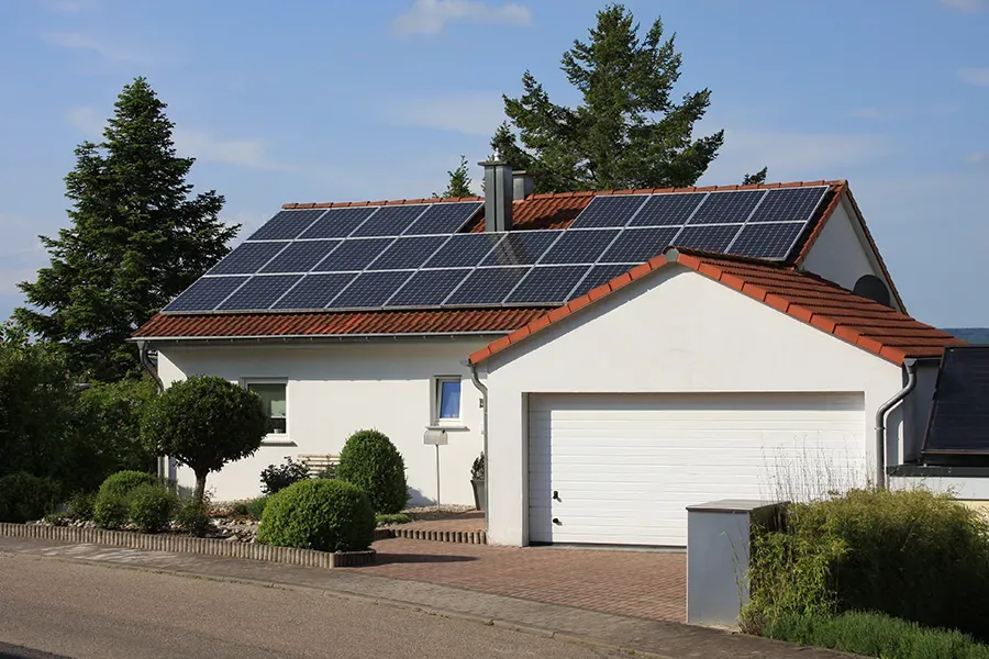 Toit de maison recouvert de panneaux solaires